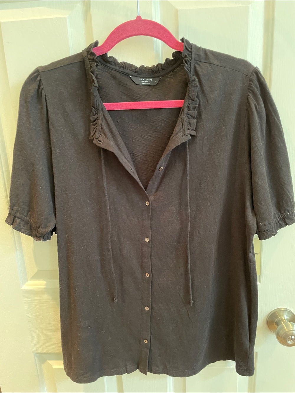 Lucky Brand Black Ruffle Collar Short Sleeve Button-Up Top NWT Size L - Picture 4 of 6